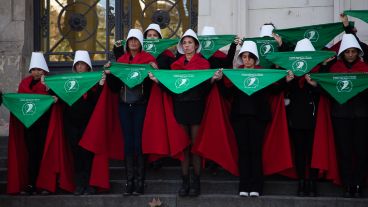 La intervención a favor de la legalización del aborto este miércoles por el centro de la ciudad.