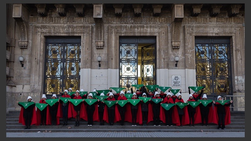 La intervención a favor de la legalización del aborto este miércoles por el centro de la ciudad.