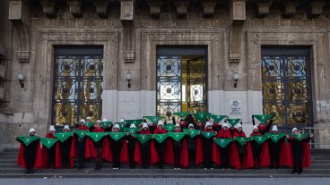 La intervención a favor de la legalización del aborto este miércoles por el centro de la ciudad.