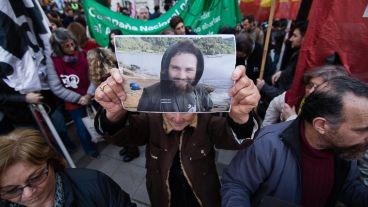 Una mujer con la foto de Maldonado en una de las tantas marchas que se hicieron por su caso.