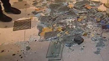 La puerta del teatro fue atacada.