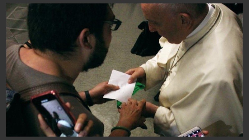 El momento en que Nicolás le hace entrega a Bergoglio del pañuelo y la carta. 