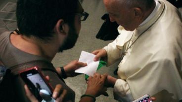 El momento en que Nicolás le hace entrega a Bergoglio del pañuelo y la carta.
