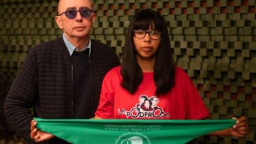 El Indio posó junto a una mujer con el pañuelo verde.