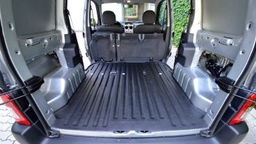 Encontraron la Berlingo sin ocupantes en González del Solar al 900 bis.