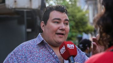 Beto Riba fue increpado por vendedores en la plaza del Che.