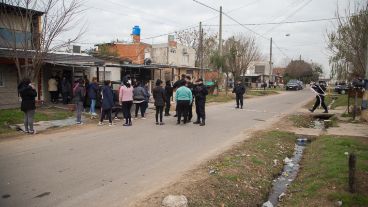 Policía y familiares de la víctima en el barrio de la zona norte.