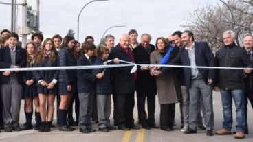 Autoridades de ambos gobiernos en el corte de cinta.