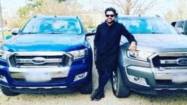 El auto se rompió y él apareció para ayudar.