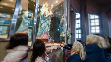 Carrió junto a la Virgen de San Nicolás, que según ella "le hizo escribir los cuadernos a Centeno"