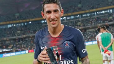 Angelito con la Supercopa francesa tras su gran partido.