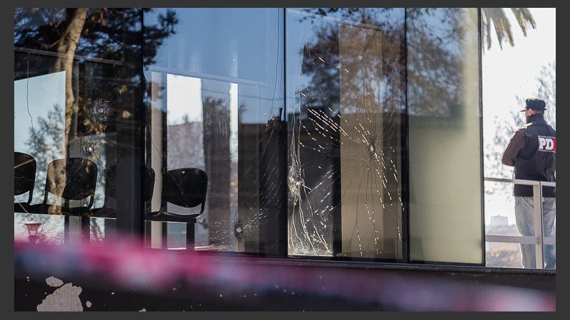 Los impactos de balas en una de las ventanas del Centro de Justicia.