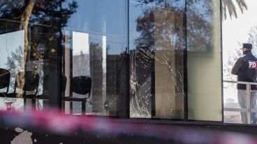 Los impactos de balas en una de las ventanas del Centro de Justicia.