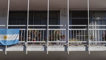 Las balas también impactaron contra un departamento ubicado en el primer piso.