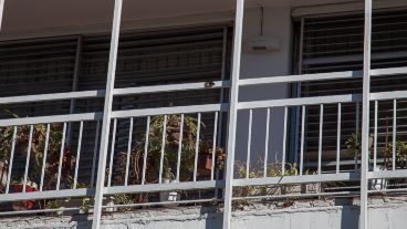 Las balas también impactaron contra un departamento ubicado en el primer piso.