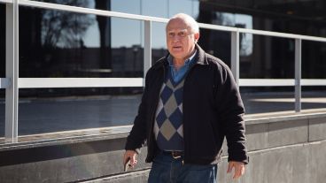 El gobernador visitó el edificio que recibió siete impactos de bala.