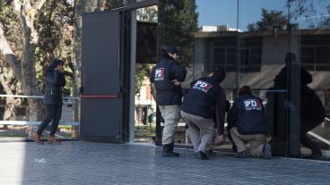 Efectivos policiales recolectando datos sobre el impactante ataque.