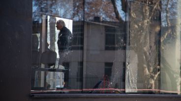 Las marcas de la balacera sobre el edificio de calle Rueda.
