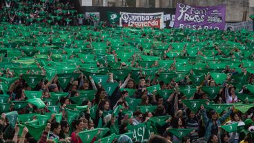 El Monumento se tiñó de verde a pocos días de la votación por el aborto legal en el Senado.