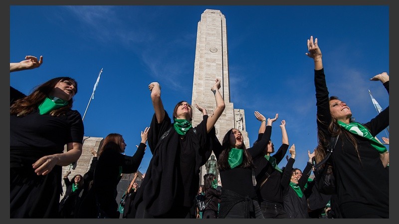 El Monumento se tiñó de verde a pocos días de la votación por el aborto legal en el Senado.