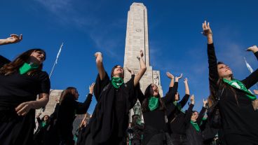 El Monumento se tiñó de verde a pocos días de la votación por el aborto legal en el Senado.
