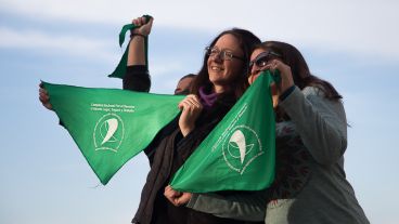 El Monumento se tiñó de verde a pocos días de la votación por el aborto legal en el Senado.