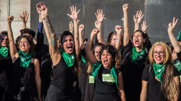 El Monumento se tiñó de verde a pocos días de la votación por el aborto legal en el Senado.
