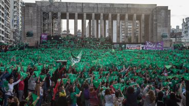 El Monumento se tiñó de verde a pocos días de la votación por el aborto legal en el Senado.