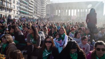 El Monumento se tiñó de verde a pocos días de la votación por el aborto legal en el Senado.