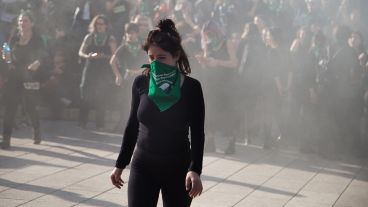 El Monumento se tiñó de verde a pocos días de la votación por el aborto legal en el Senado.