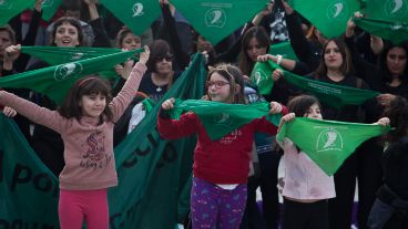 El Monumento se tiñó de verde a pocos días de la votación por el aborto legal en el Senado.