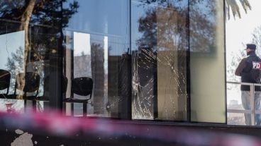 Varios impactaron atravesaron cristales del edificio de la zona sur.