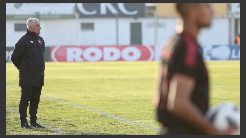 De Felippe observa, mientras Ferroni se apresta a sacar un lateral.