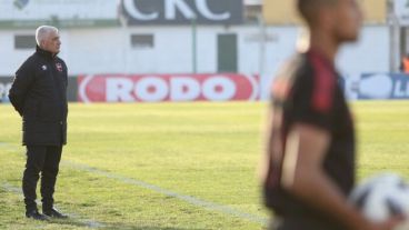 De Felippe observa, mientras Ferroni se apresta a sacar un lateral.