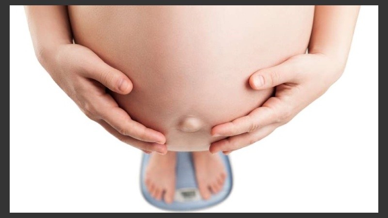 Uno de los principales peligros de la pregorexia para el bebé es el retraso en el crecimiento intrauterino.