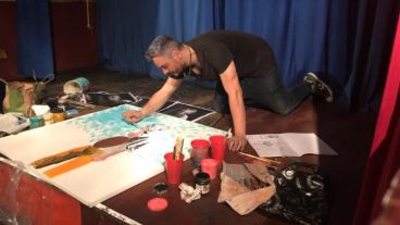 Kiko Bastian en pleno proceso artístico.