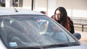 Estudiantes repartieron folletos a conductores.