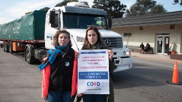 Estudiantes repartieron folletos a conductores.