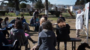 Una clase pública en la plaza de Zavalla.