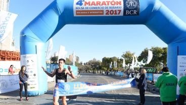 El ganador de la Cuarta Maratón llegando a la meta.