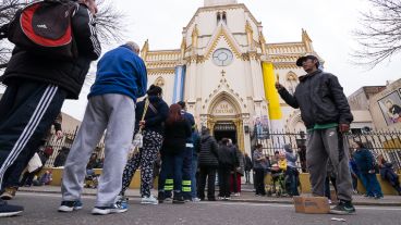Los fieles hicieron cola para venerar al santo.