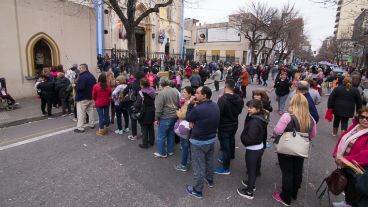 Mucha gente en la iglesia San Cayetano.