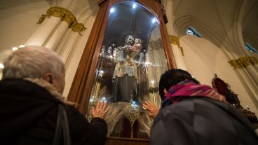 Los fieles rezandole a San Cayetano en su día.