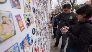 Estampitas y otros objetos de San Cayetano se vendían en inmediaciones a la iglesia de calle Buenos Aires.