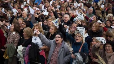 Los fieles con sus pañuelos blancos saludando al santo.