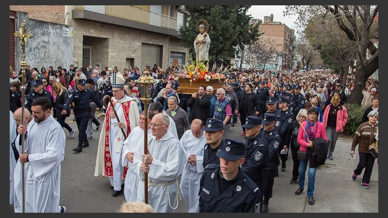 La procesión por las calles de Rosario.