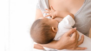 La relación madre bebé se va construyendo desde el primer momento con el contacto físico.