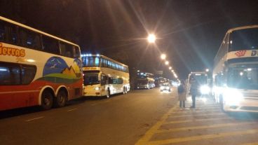 Los micros partiendo desde Rosario al Congreso.