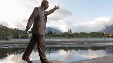 La estatua de Néstor pesa 600 kilos.