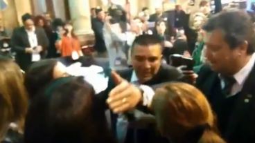 Momento tenso en el ingreso al Senado de la Nación.